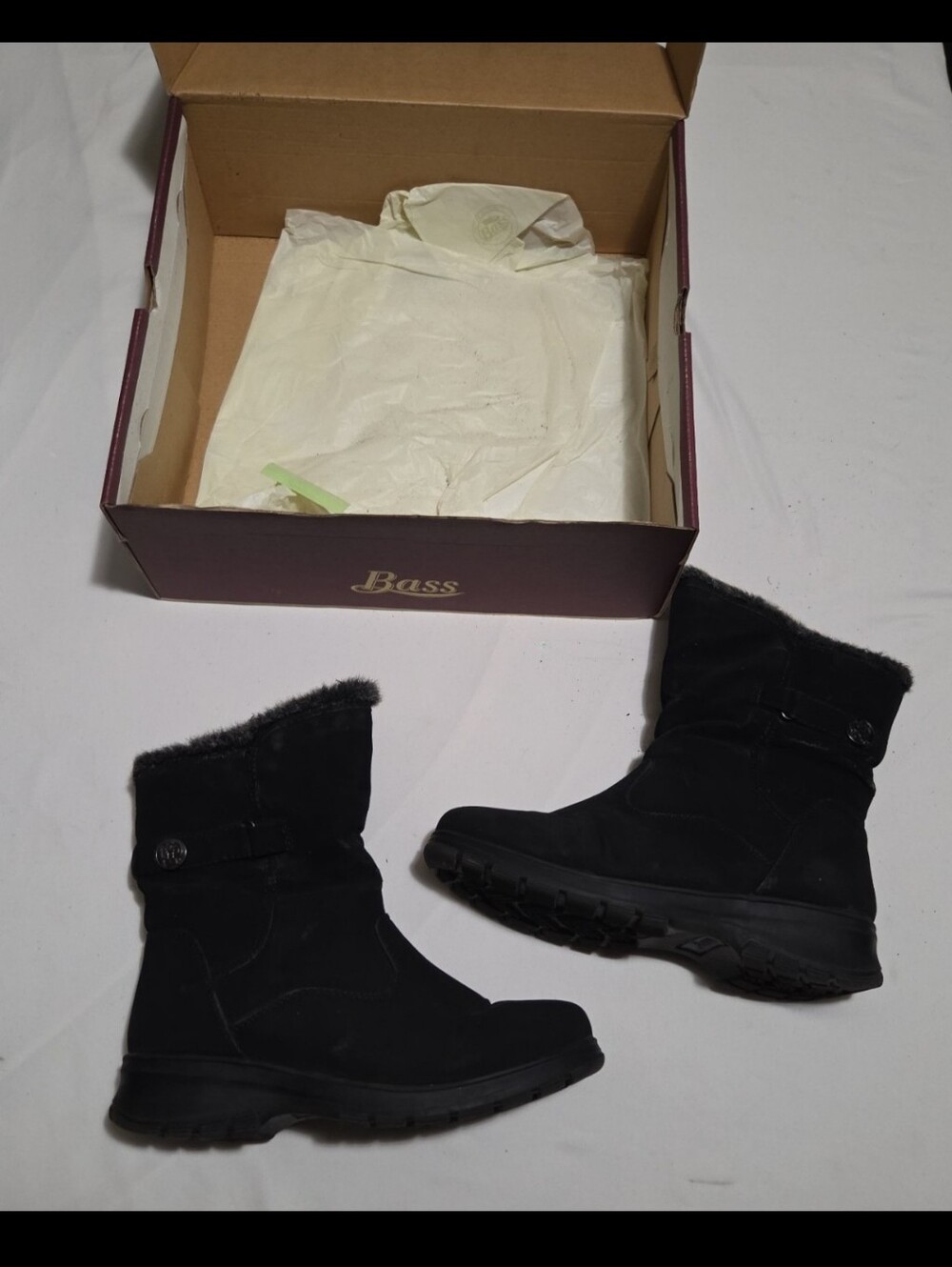 Bass Women's size 6 black suede ankle boots w/box #28